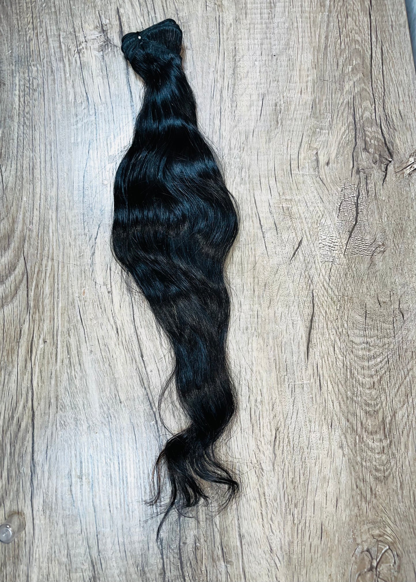 22” Natural wavy raw bundles - Paquetes de cabello crudo ondulado natural de 22 pulgadas.